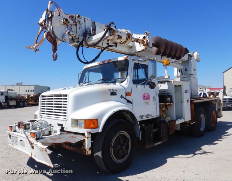 image for item DS5611 1994 International 4900  digger derrick truck