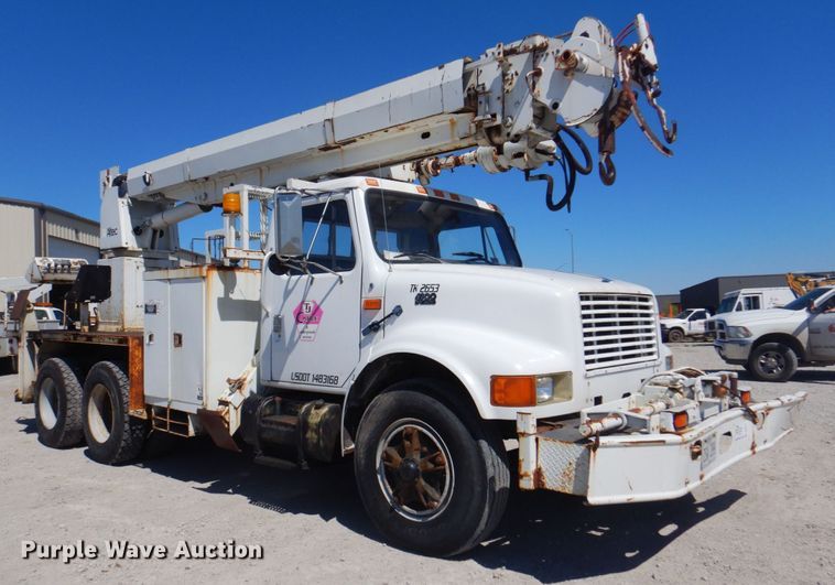 image for item DS5611 1994 International 4900  digger derrick truck