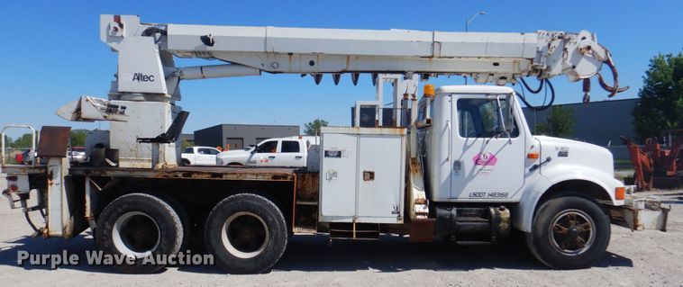 image for item DS5611 1994 International 4900  digger derrick truck