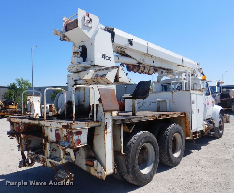 image for item DS5611 1994 International 4900  digger derrick truck