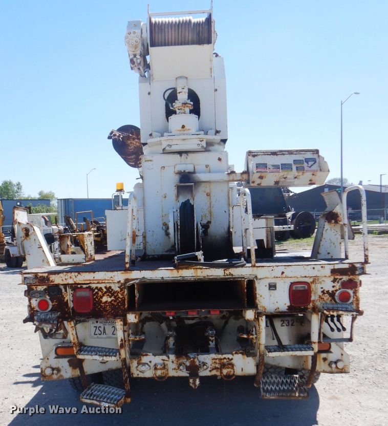 image for item DS5611 1994 International 4900  digger derrick truck