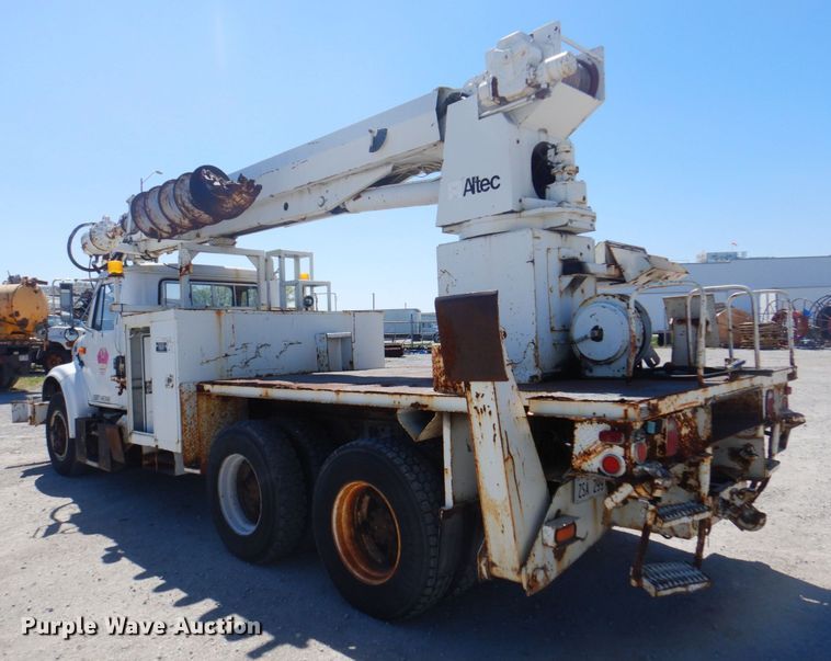 image for item DS5611 1994 International 4900  digger derrick truck