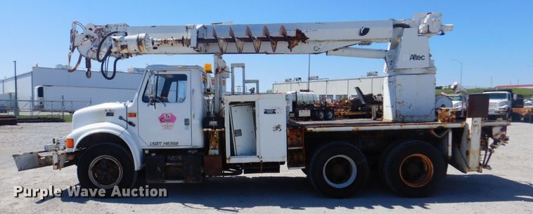 image for item DS5611 1994 International 4900  digger derrick truck