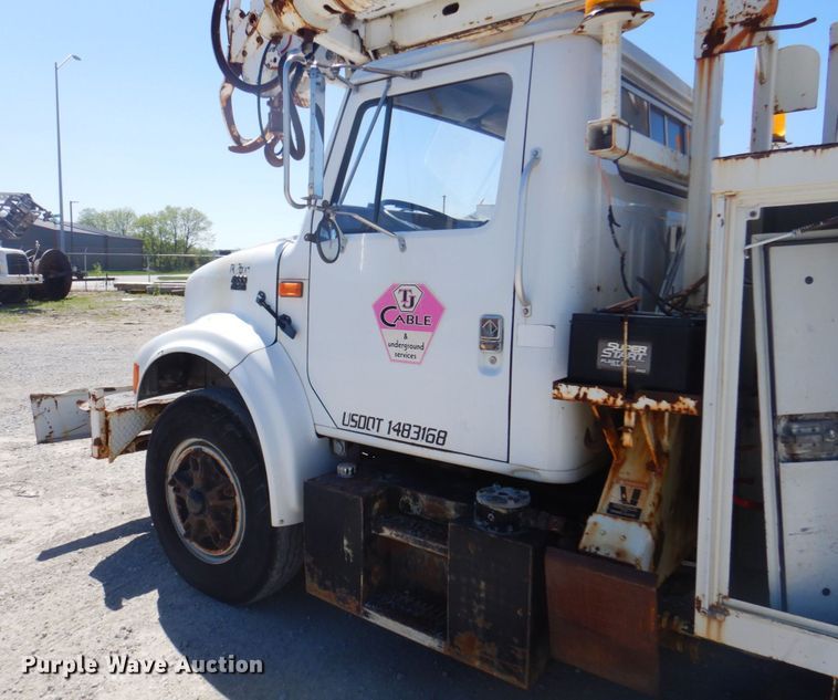 image for item DS5611 1994 International 4900  digger derrick truck