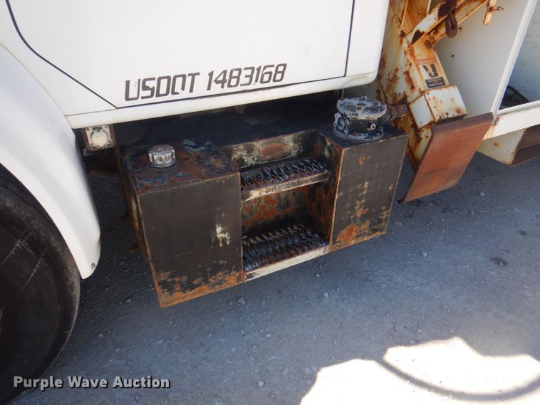 image for item DS5611 1994 International 4900  digger derrick truck