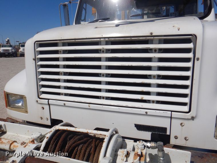 image for item DS5611 1994 International 4900  digger derrick truck