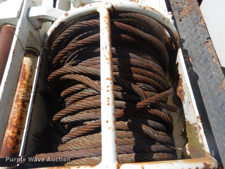 image for item DS5611 1994 International 4900  digger derrick truck