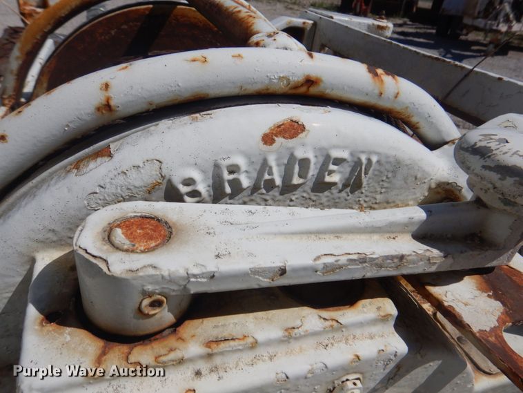 image for item DS5611 1994 International 4900  digger derrick truck