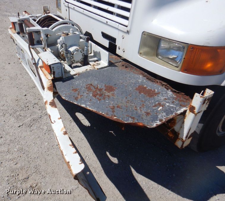 image for item DS5611 1994 International 4900  digger derrick truck