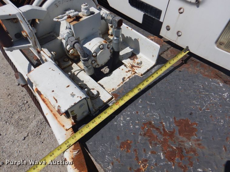 image for item DS5611 1994 International 4900  digger derrick truck