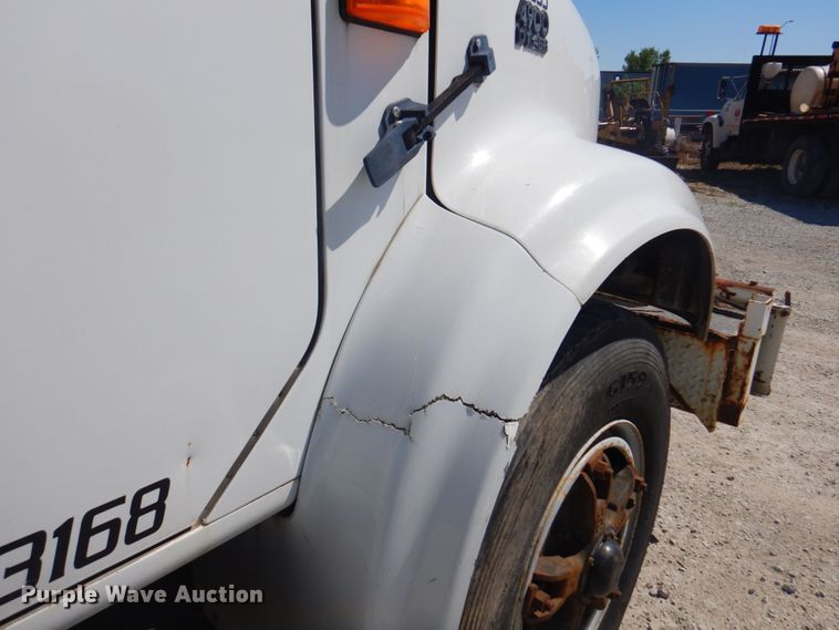 image for item DS5611 1994 International 4900  digger derrick truck