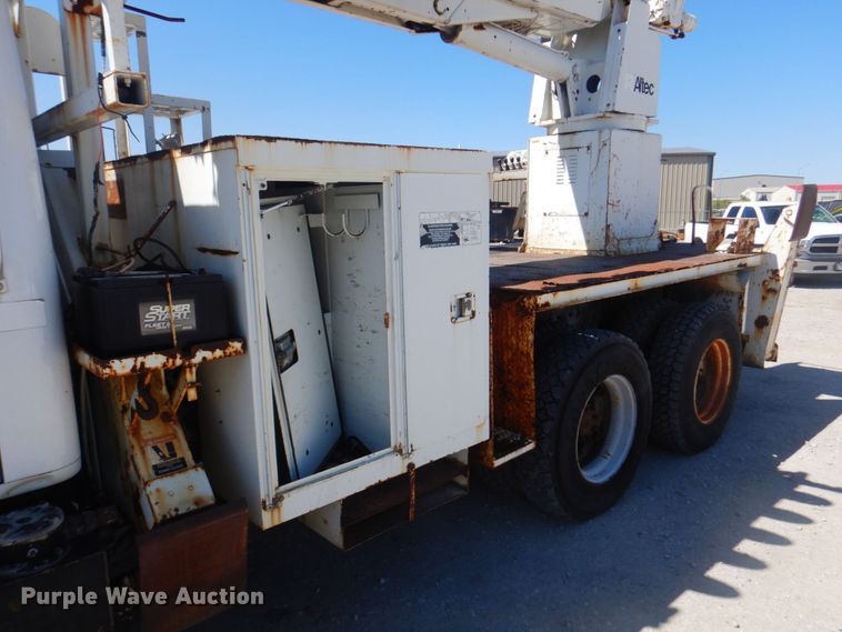 image for item DS5611 1994 International 4900  digger derrick truck