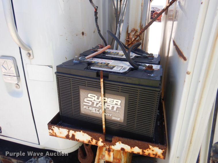 image for item DS5611 1994 International 4900  digger derrick truck