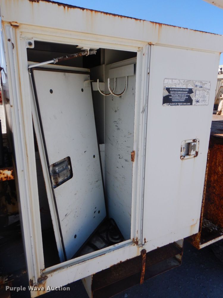 image for item DS5611 1994 International 4900  digger derrick truck