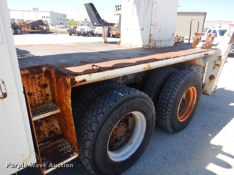 image for item DS5611 1994 International 4900  digger derrick truck