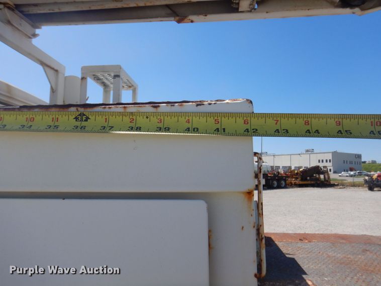 image for item DS5611 1994 International 4900  digger derrick truck