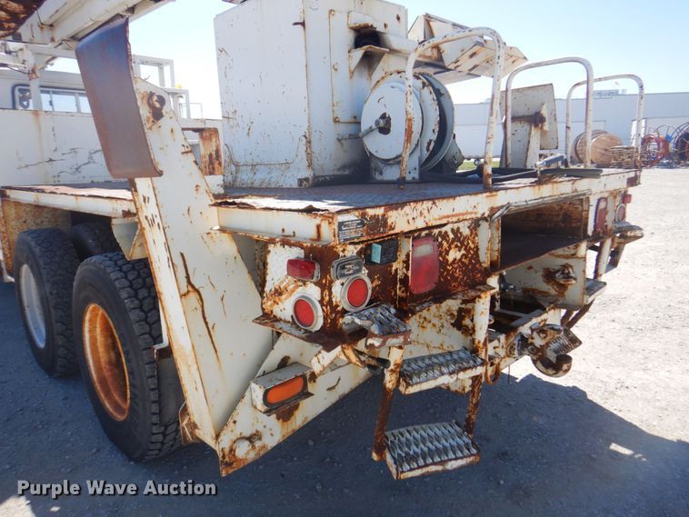 image for item DS5611 1994 International 4900  digger derrick truck