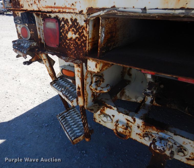 image for item DS5611 1994 International 4900  digger derrick truck