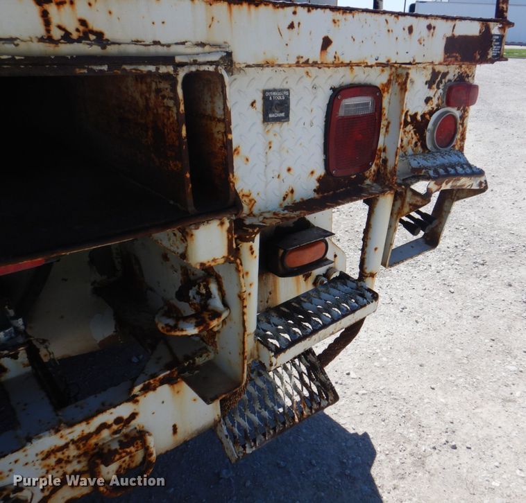 image for item DS5611 1994 International 4900  digger derrick truck