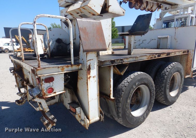 image for item DS5611 1994 International 4900  digger derrick truck
