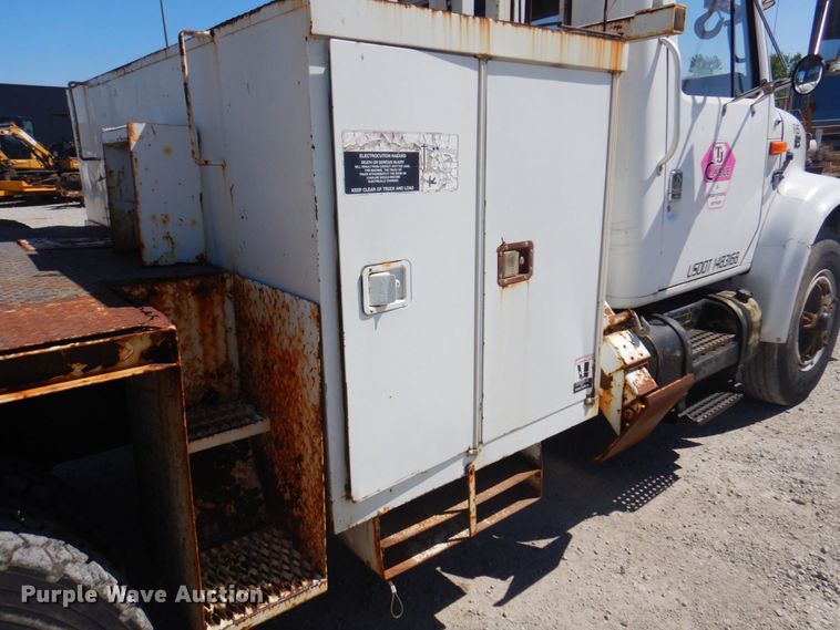 image for item DS5611 1994 International 4900  digger derrick truck