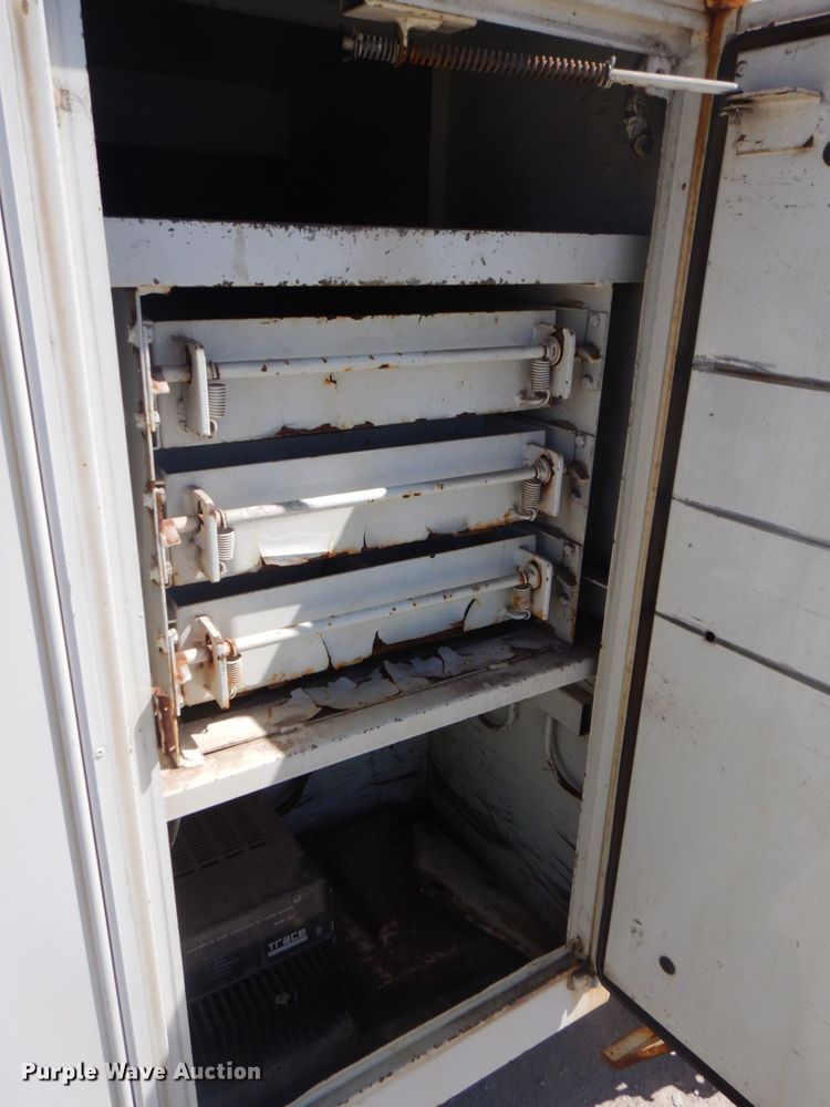 image for item DS5611 1994 International 4900  digger derrick truck