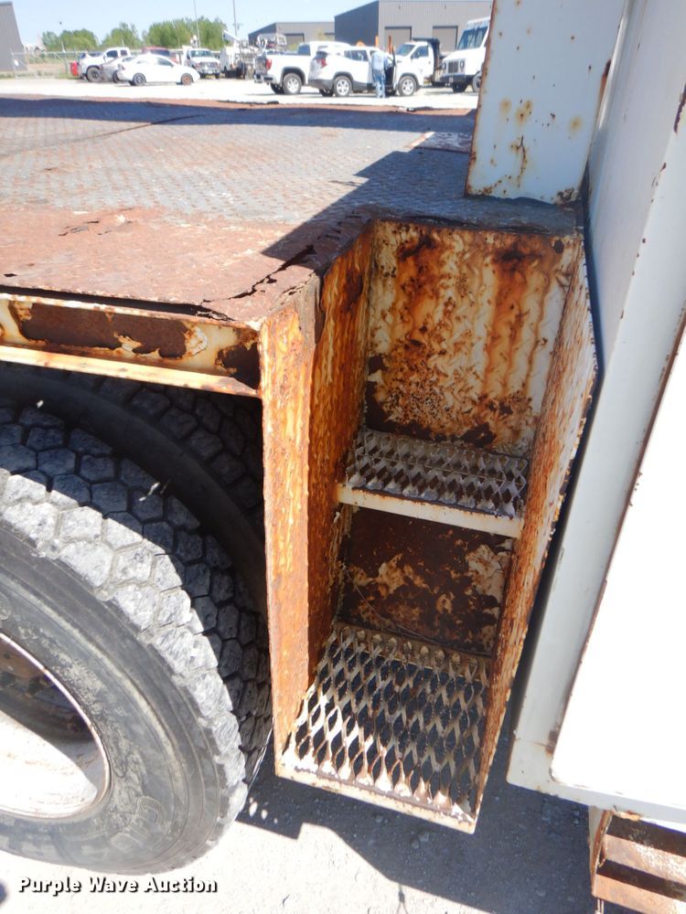 image for item DS5611 1994 International 4900  digger derrick truck