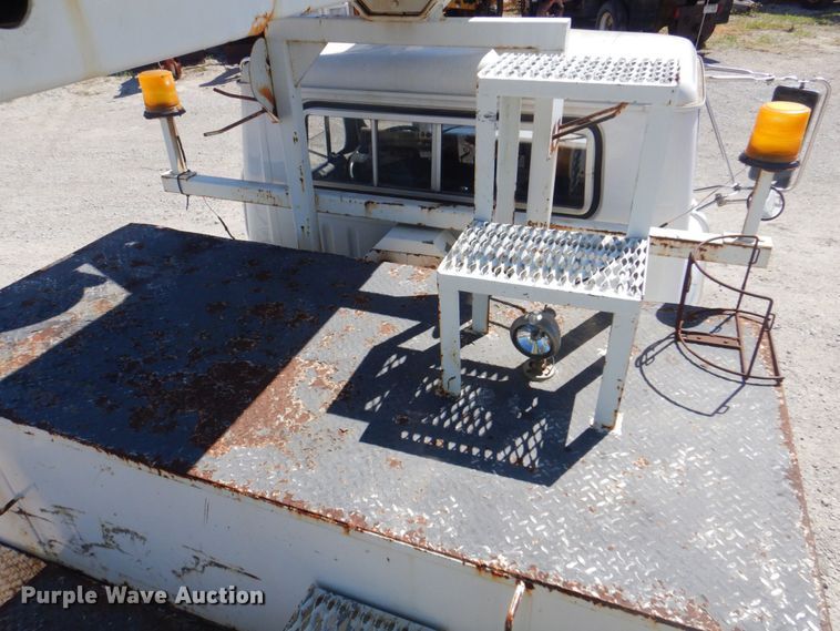 image for item DS5611 1994 International 4900  digger derrick truck