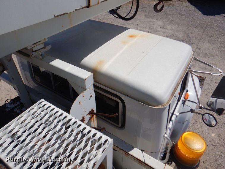 image for item DS5611 1994 International 4900  digger derrick truck