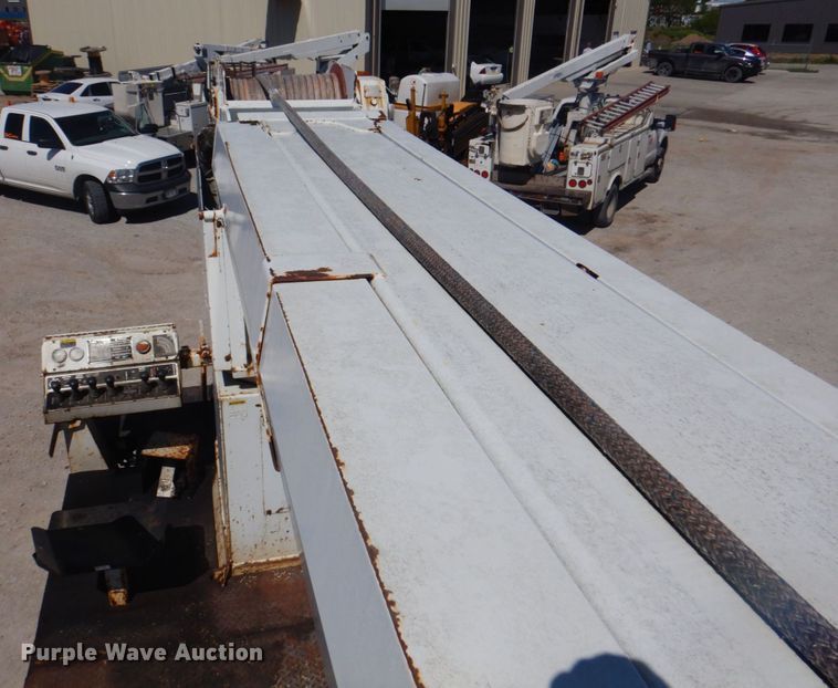 image for item DS5611 1994 International 4900  digger derrick truck