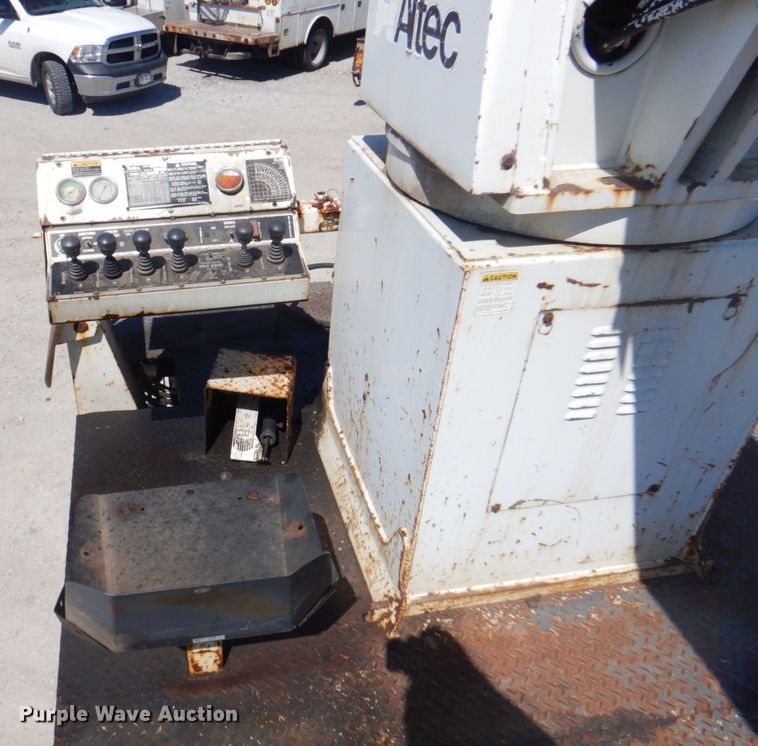 image for item DS5611 1994 International 4900  digger derrick truck