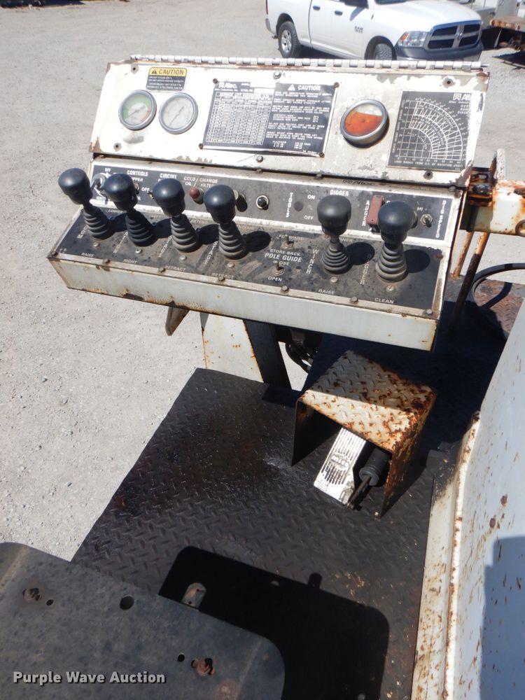 image for item DS5611 1994 International 4900  digger derrick truck