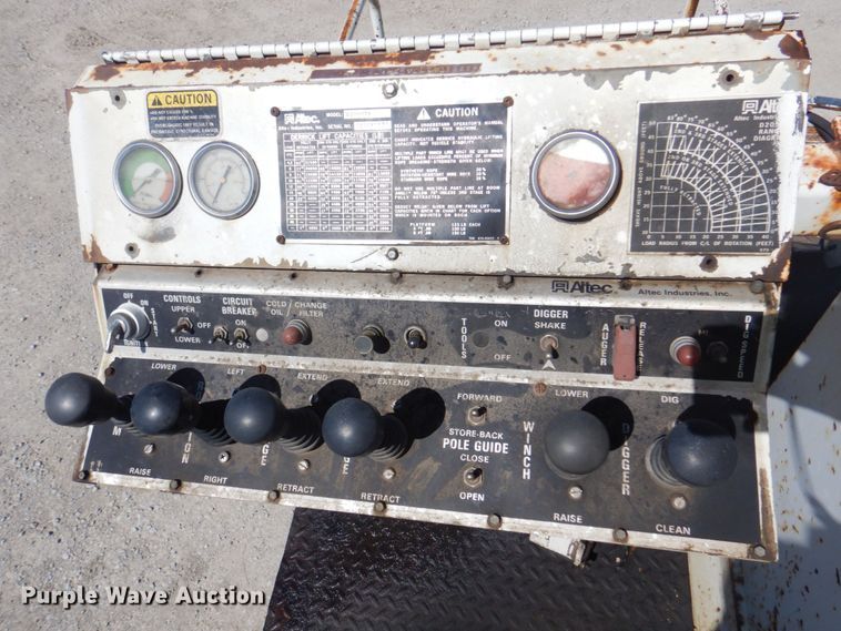 image for item DS5611 1994 International 4900  digger derrick truck