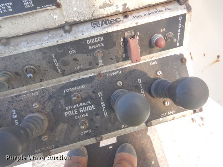 image for item DS5611 1994 International 4900  digger derrick truck