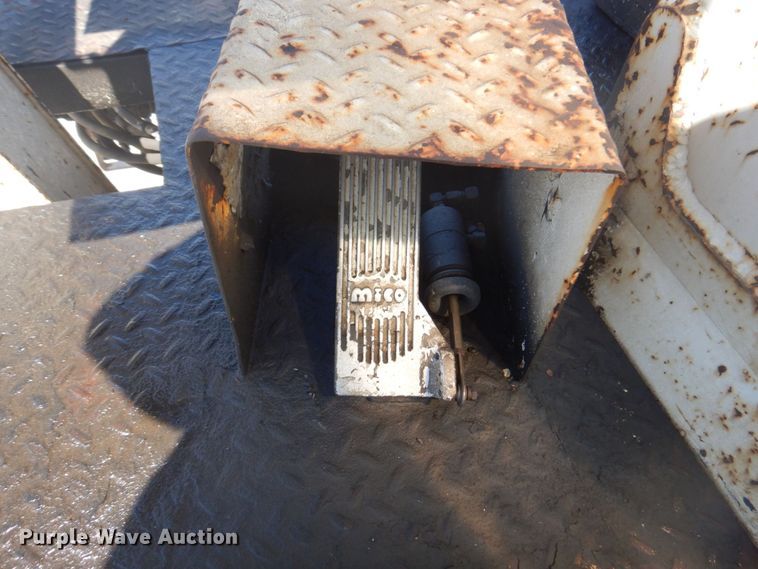 image for item DS5611 1994 International 4900  digger derrick truck