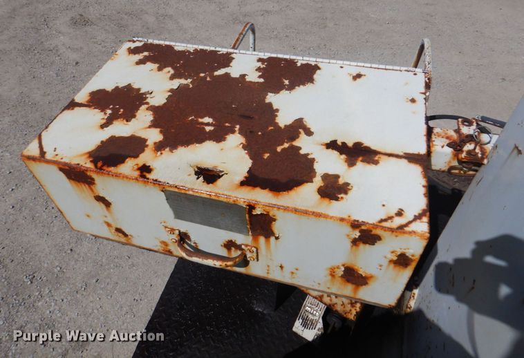 image for item DS5611 1994 International 4900  digger derrick truck