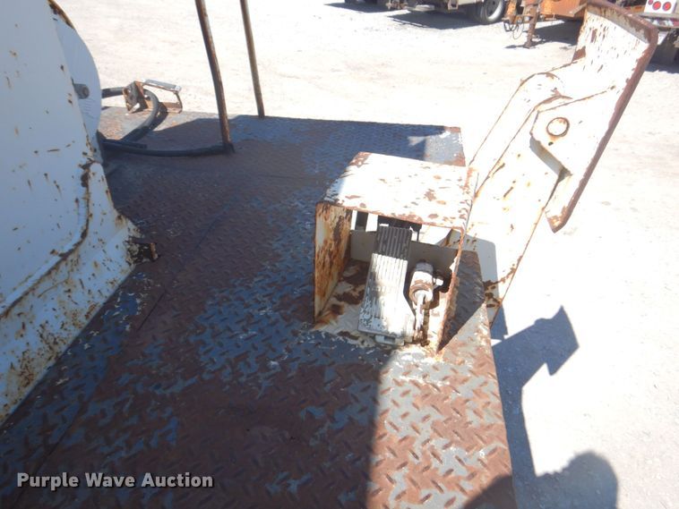 image for item DS5611 1994 International 4900  digger derrick truck