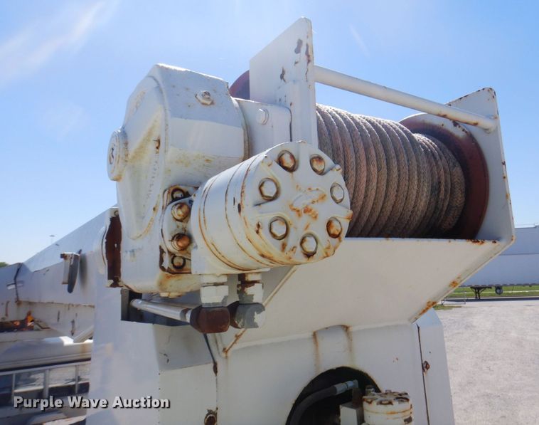 image for item DS5611 1994 International 4900  digger derrick truck