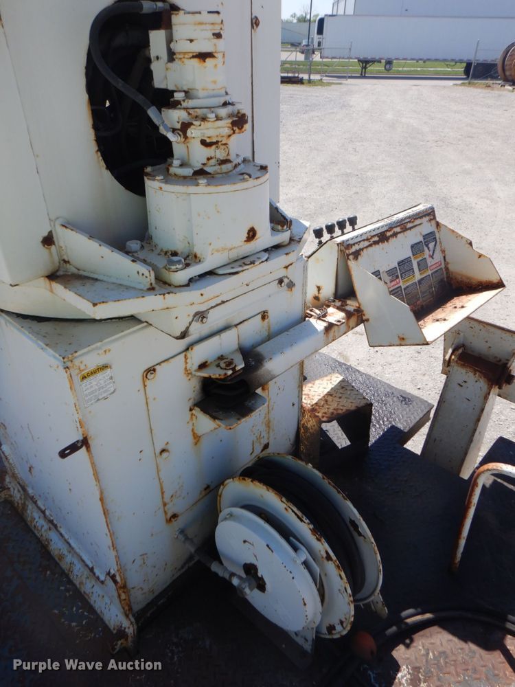 image for item DS5611 1994 International 4900  digger derrick truck