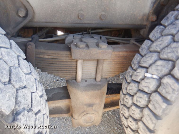 image for item DS5611 1994 International 4900  digger derrick truck