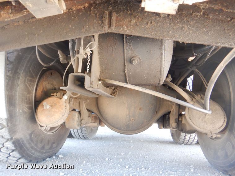 image for item DS5611 1994 International 4900  digger derrick truck