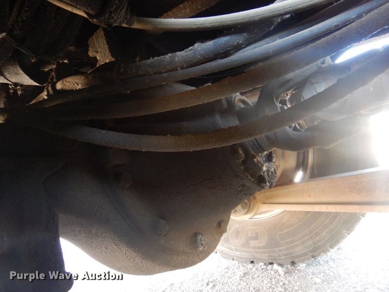 image for item DS5611 1994 International 4900  digger derrick truck