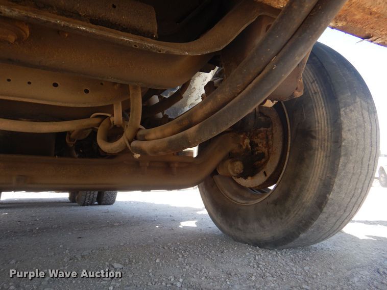 image for item DS5611 1994 International 4900  digger derrick truck