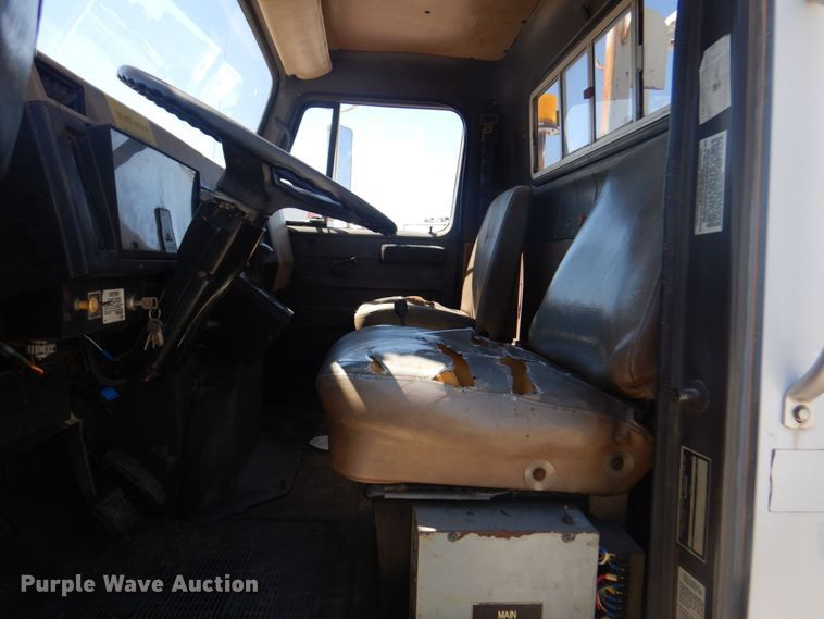 image for item DS5611 1994 International 4900  digger derrick truck