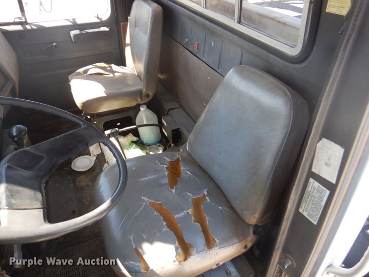 image for item DS5611 1994 International 4900  digger derrick truck