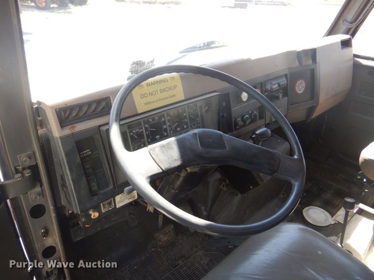 image for item DS5611 1994 International 4900  digger derrick truck