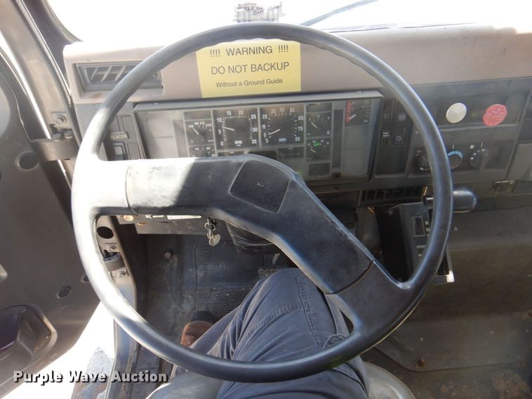 image for item DS5611 1994 International 4900  digger derrick truck