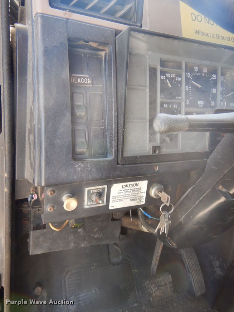 image for item DS5611 1994 International 4900  digger derrick truck