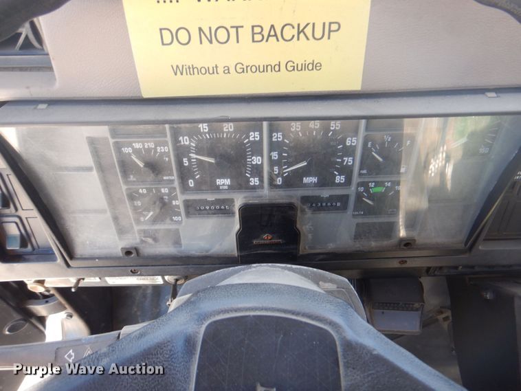 image for item DS5611 1994 International 4900  digger derrick truck