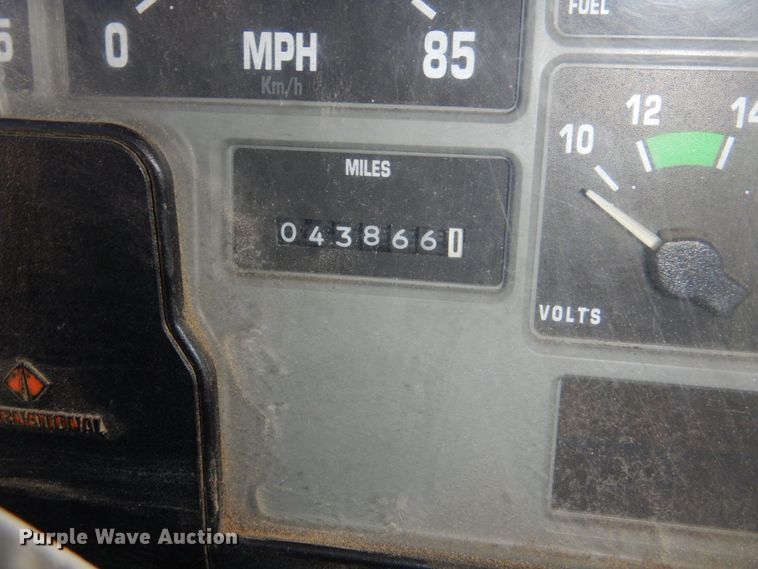 image for item DS5611 1994 International 4900  digger derrick truck